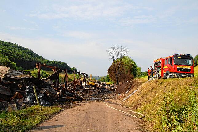 Die Nacht über waren insgesamt 18 Feuerwehrkräfte im Einsatz, um die Brandstelle zu überwachen.