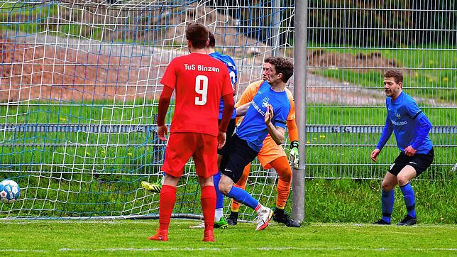 Siegtreffer: Daniel Albicker (Mitte) nutzt die Freiheiten im Fünfmeterraum und schiebt den von Samuel Gantert (rechts) zugespielten Ball ...