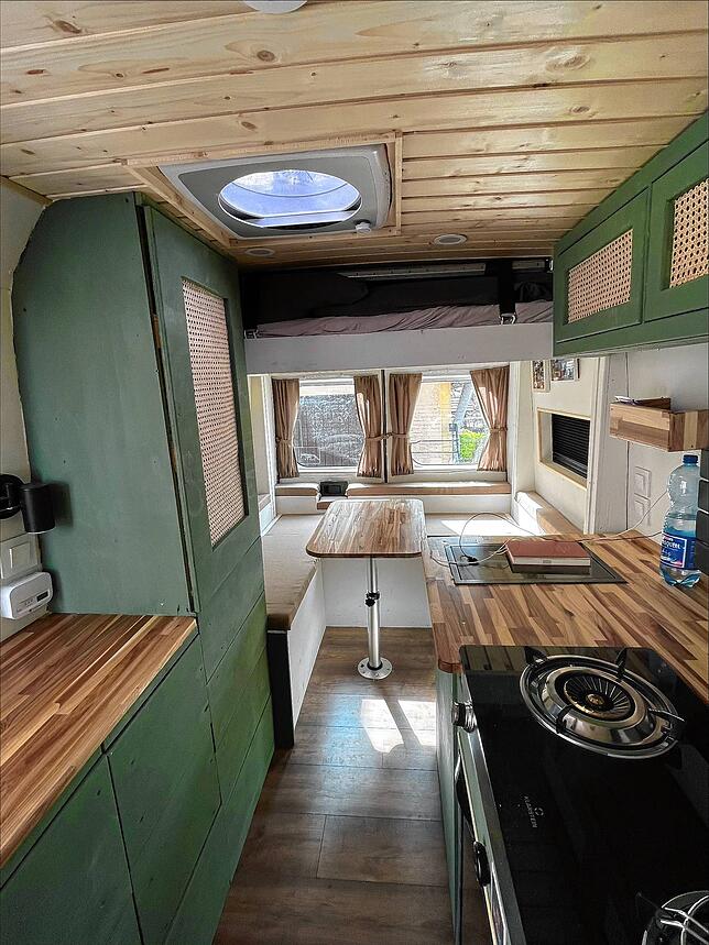 Trotz engem Raum verfügt der Camping-Bus von Aaron Küchler mittlerweile über eine umfassende Einrichtung.