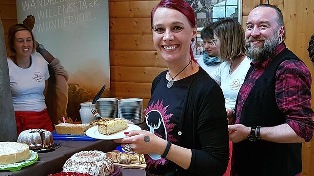 Bestens versorgt: Mit Kuchen verwöhnten die Landfrauen Unteralpfen die Gäste. Hier Lilli und Simon Stiegeler von Blackest-forest, dem ...