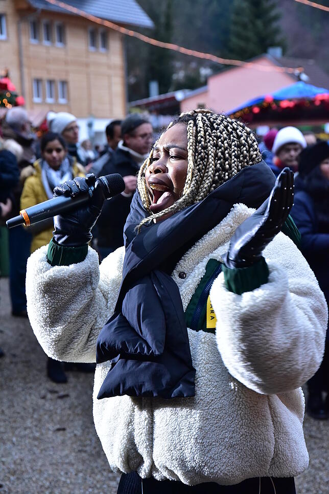 Bild 13: Bilder und Videos vom Triberger Weihnachtszauber: Showstars verbreiten gute Laune