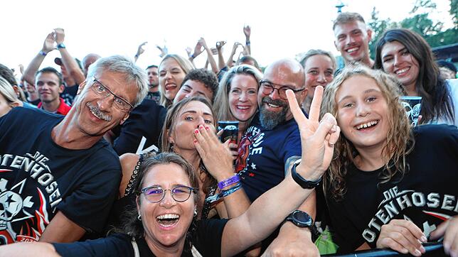 Bild 4: Die Toten Hosen geben sich in Konstanz die Ehre. Fotos aus dem ausverkauften Stadion