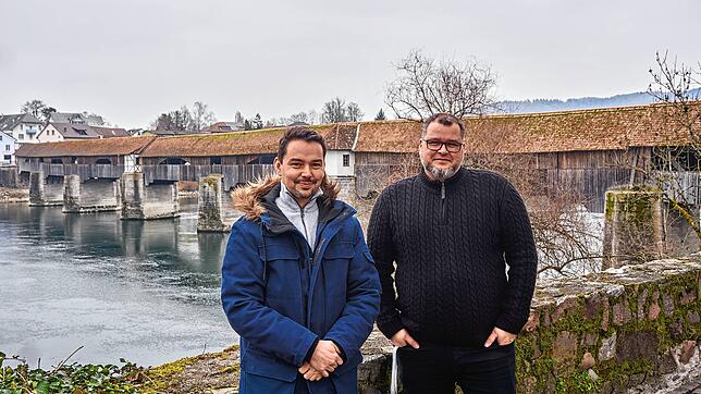 Nicht nur die Übernachtungszahlen freuen Manuel Elis, Fachbereichsleiter Soziales, Bildung und Kultur, und Tourismus- und ...
