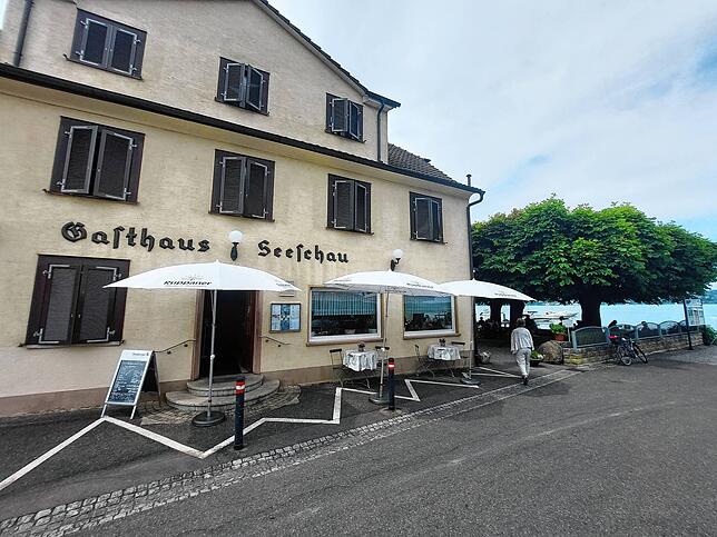 Die Seeschau in Dingelsdorf: Rechts hinten direkt am Wasser die idyllische Seeterrasse.