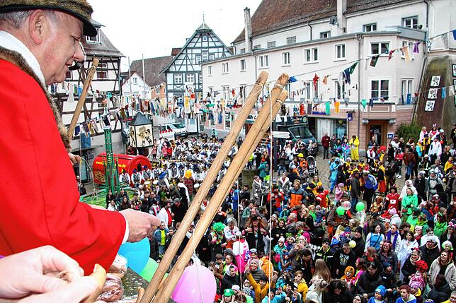 Das Wurstschnappen vor dem Meßkircher Rathaus erleben Hunderte. Links im Bild Zeremonienmeister Andreas Strobel.