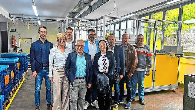 Die CDU-Kreistagskandidaten sind bei der Firma SBS-Feintechnik zu Besuch (von links): Fabian, Silke und Manuel Burger, Manfred Kienzler, ...