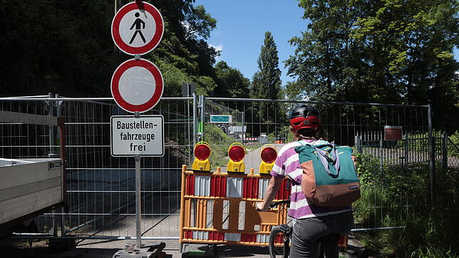 Bild : Radweg wegen Gefahr eines Hangrutsches gesperrt: Radler werden an der Brauerei Ruppaner umgeleitet