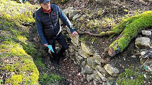 Manfred Gaiser untersuchte im Auftrag des Landesdenkmalamts die Umgebung der Grundmauern der alten Burg im Düssital.