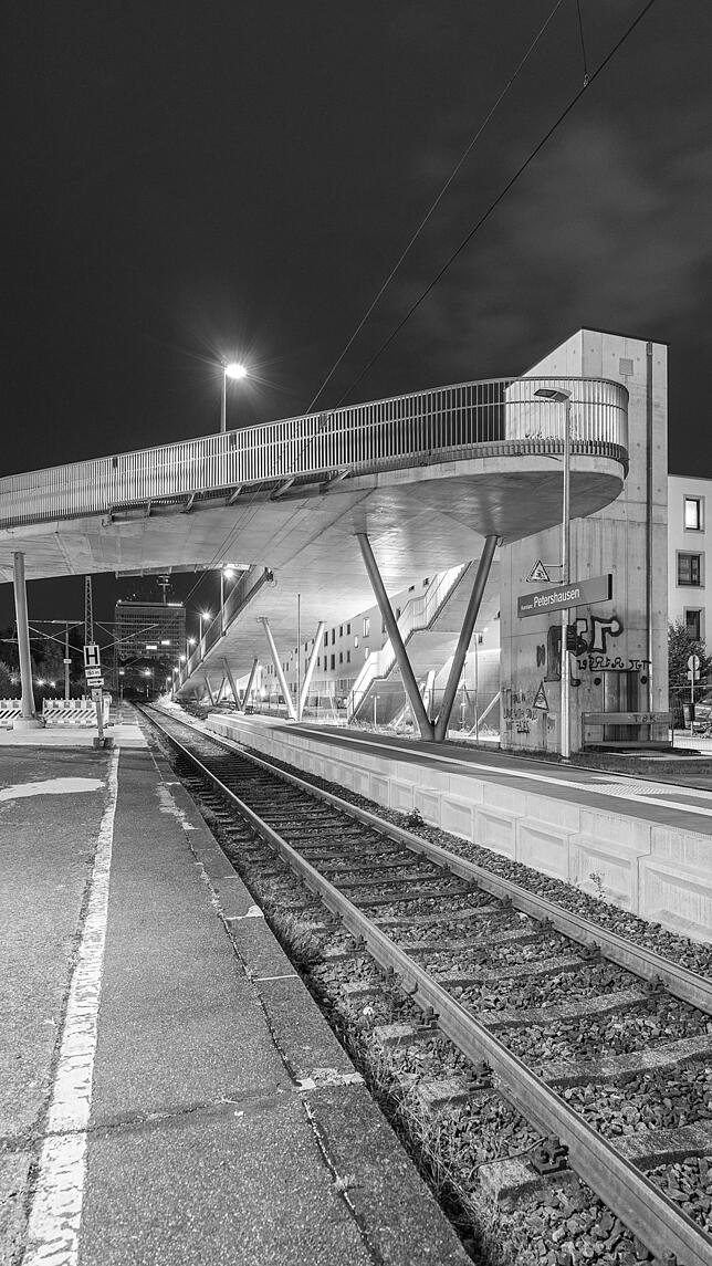 Ein Zett für Konstanz: Über den Bahnhof Petershausen spannt sich die Z-Brücke, die vor allem von Schülern der Gesamtschule viel genutzt ...