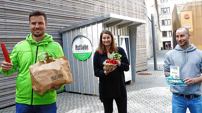 Melanie Gessler (Mitte) stellte die Fläche in der Franz-Knapp-Passage zur Verfügung, sodass Florian Ziegler (links) einen seiner ...