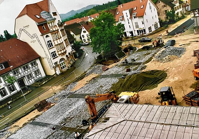 Im Mai 1999 entstand dieses Foto, das die Baustelle am Hohgarten vor dem Rathaus von oben zeigt.