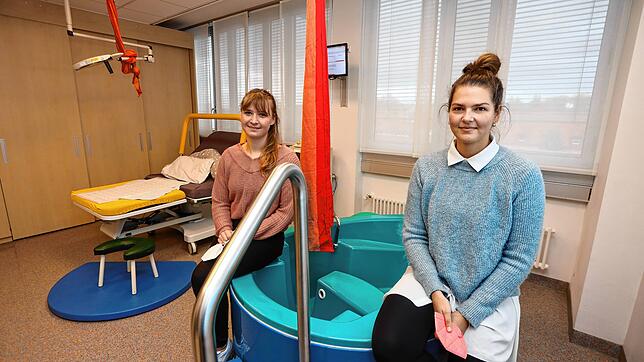 Die Hebammen Lisa Truppe und Mara Nikisch (von links) stehen hinter dem eingeschränkten Betrieb des Kreißsaales am Klinikum Konstanz. ...