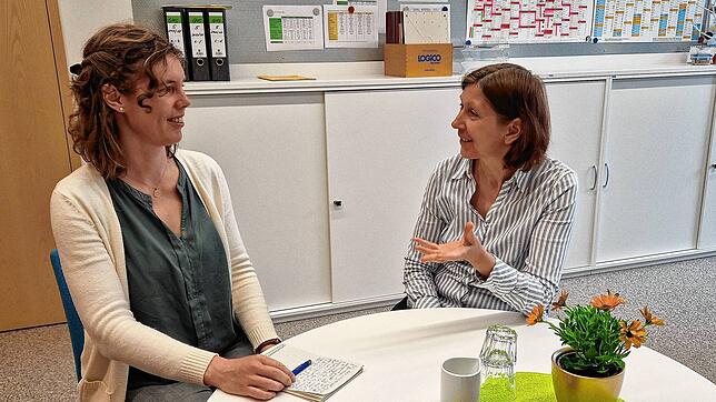 Charlotte Dreßen (rechts), Leiterin der Gebhardschule, zieht im Gespräch mit SÜDURIER-Redakteurin Kirsten Astor Bilanz nach zehn Jahren ...