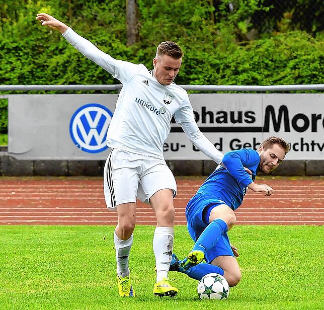 Lange nicht gesehen: Manuel Pinke (links, noch im Trikot) des FC Wehr, hat am neunten Spieltag mit seinem neuen Verein FC Wittlingen den ...
