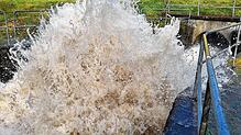 Am Wasserrückhaltebecken im Aachtoibel schießt das aufgestaute Wasser unterhalb des Staudamms heraus und fließt in die Aach.