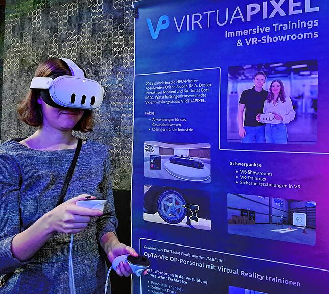 Oriane Joublin, Mitgründerin von Virtuapixel, demonstriert die Angebote ihres Unternehmens.