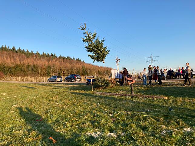 Bild 13: Weihnachtsbaum-Weitwurf in Neufrach: Die besten Bilder vom Funken-Fest!
