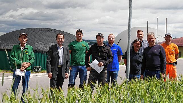 Sie stehen hinter dem Projekt Nahwärmenetz für Ebringen (von links): Heinz Streit, Bürgermeister Michael Klinger, Thomas und Christian ...