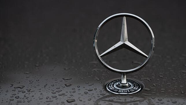 Ein Duo soll mehrere Mercedes-Sterne gestohlen haben. (Symbolbild)
