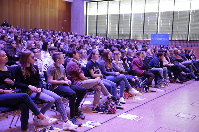 Rund 500 Schüler und Lehrer besuchen die Veranstaltung in der Stadthalle.