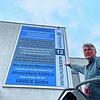 Jens Eckert, Augenarzt aus Villingen-Schwenningen, zeigt auf sein Plakat. Dieses hängt am Haus, in dem er seine Praxis betreibt.