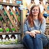 Die 31 Jahre alte Tina Fien sitzt im Eingangsbereich ihres Hausgrundstücks. In direkter Nähe sei sie am 22. Juli von einem Nachbarshund ...