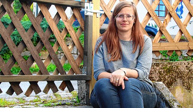 Die 31 Jahre alte Tina Fien sitzt im Eingangsbereich ihres Hausgrundstücks. In direkter Nähe sei sie am 22. Juli von einem Nachbarshund ...