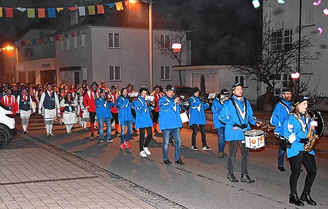 Die Narrenmusik zog zusammen mit einer beachtlichen Zahl von Narren des Narrenvereins Schwanenmühle frühmorgens durch die Straßen von ...