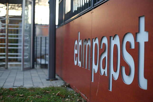 Firmenlogo am ebm-papst-Standort in St. Georgen. Das Unternehmen ist Weltmarktführer für Ventilatoren.