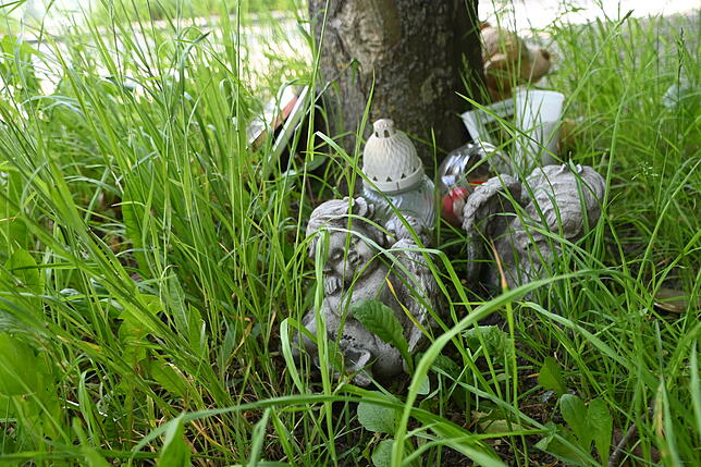 Die Gedenkstelle für Sabrina P. am Stadtwall im Mai 2023. Gras hat die verbleibenden Bilder, Engel, ausgebrannten Grablichter und einen ...