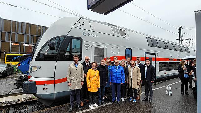 Dieser IC 2 wurde nun auf den Namen „Hegau“ getauft. Mit dabei waren (von links): Volkertshausens Bürgermeister Marcus Röwer, Singens OB ...