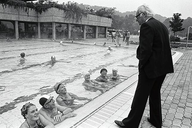 1979: Oberbürgermeister Bruno Helmle eröffnet das Thermalbecken des Freizeitbads Jakob. Das Bad war 1975 noch ohne Thermalwasser und das ...