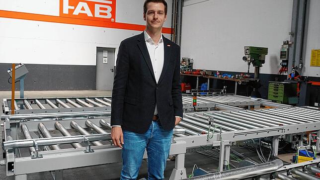 Werner Späth, Geschäftsführer der FAB Fördertechnik und Anlagenbau, steht in einem Rollenfördersystem, das FAB aktuell für einen ...