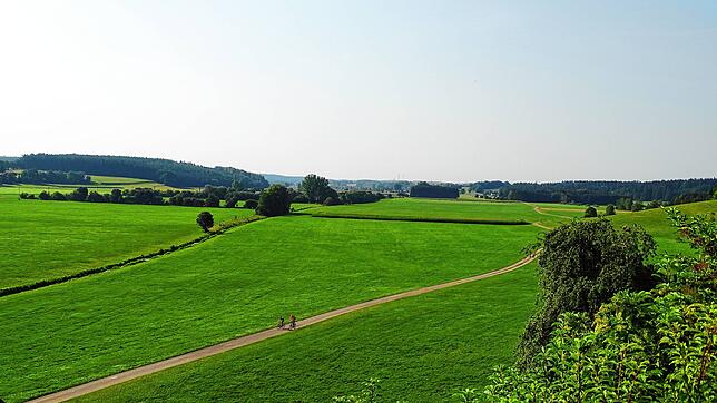 Vom Friedhof in Zell a. A. hat man einen herrlichen Blick auf das grüne Andelsbachtal und kann auch immer wieder Radler entdecken, die ...