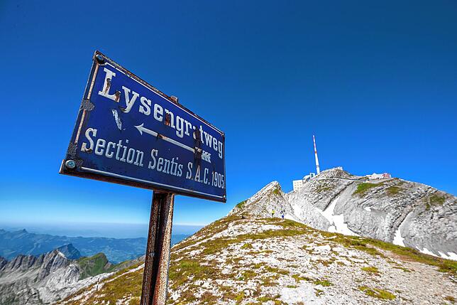 Ein Schild weist die Richtung zum Lisengratweg.