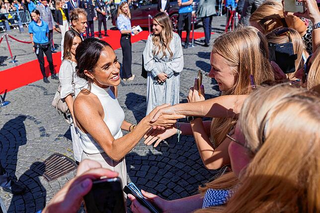 Vor dem Rathaus nehmen sich Meghan und Harry Zeit für ihre Fans.