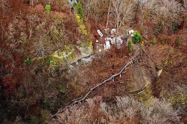 Direkt auf der Lichtung oberhalb der alten, maroden Treppenanlage ist das Materiallager für die Bohrungen, die darunter an den Felsen ...