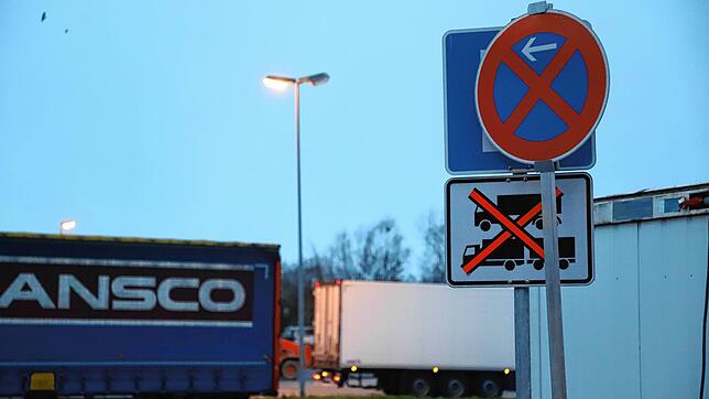 Der Zoll-Vorstauraum an der Claude-Dornier-Straße in Konstanz bietet künftig weniger Lkw-Stellplätze. Auf Zweidritteln der Fläche baut ...