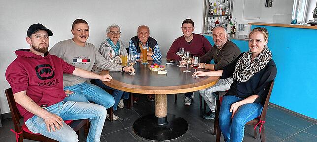 Der Stammtisch mit Gästen und Pächtern der Terrasse. Die Stammgäste sind schon seit mehreren Tagen da, obwohl die Gaststätte erst am ...