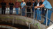 Der neue Gemeinderat von Ibach informiert sich vor Ort über die Situation der Abwasserklärung in der Gemeinde. Bild: Karin Steinebrunner