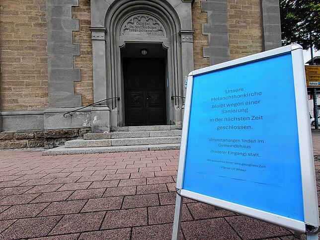 Ein Schild vor der Melanchtonkirche in Stockach weist darauf hin, dass das Gotteshaus bis auf Weiteres geschlossen bleibt.