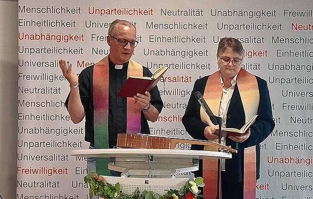 Dekan Stefan Schmid und Pfarrerin Anja Kunkel bei der Segnung.