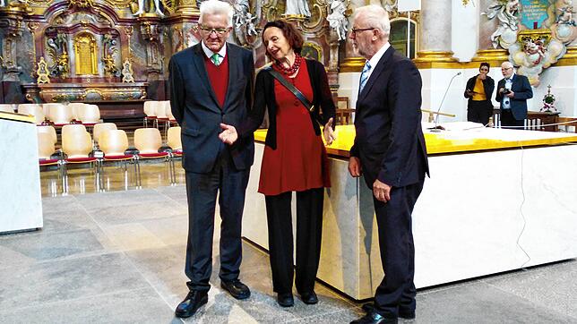 Bernadette Hörder (Mitte) gestaltete im Jahr 2016 die Altarinsel im Münster Zwiefalten, die am 2. Juni 2019 eingeweiht wurde. Unser Bild ...