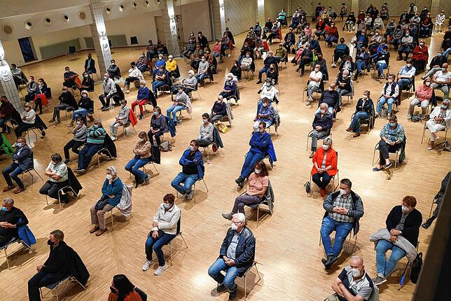 Auf Abstand: Die Besucher im großen Saal des Milchwerks.