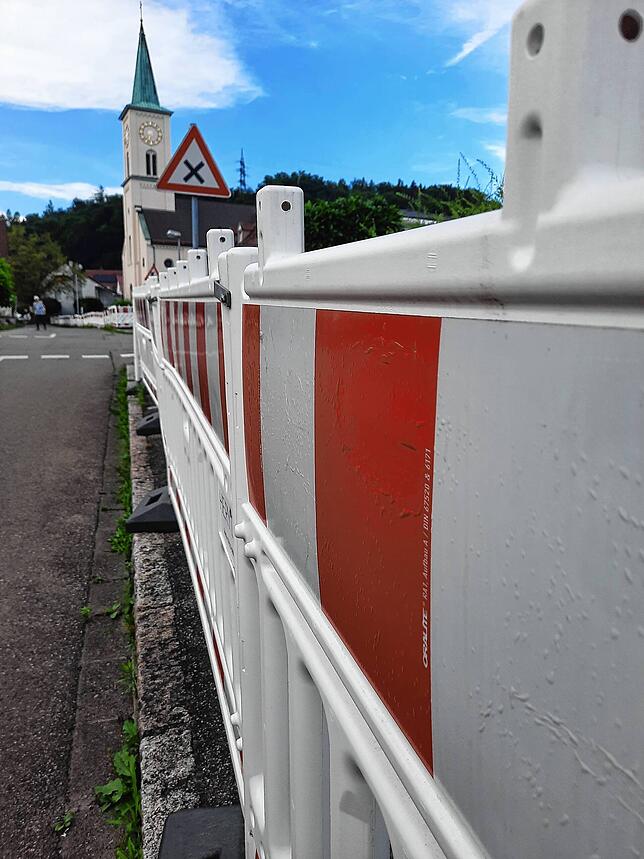 Auf der gesamten Rheinstraße ist seit dem Teil-Absturz der Dorfbach-Verdolung der Gehweg einseitig nicht mehr benutzbar.