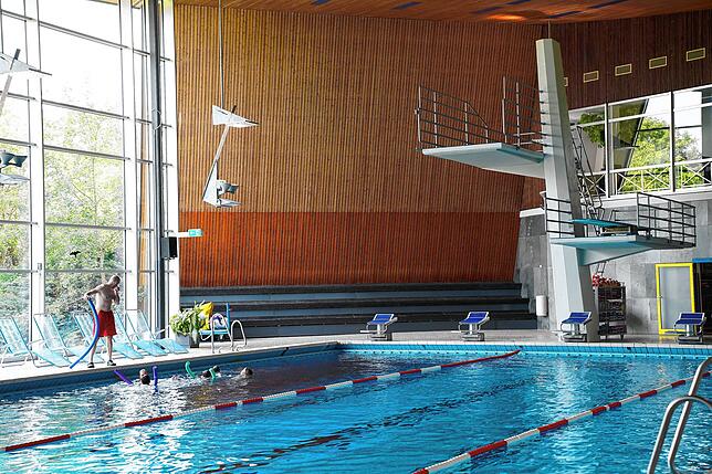 Blick in das Villinger Hallenbad. Es ist über 50 Jahre alt und muss bald erneuert oder ersetzt werden.