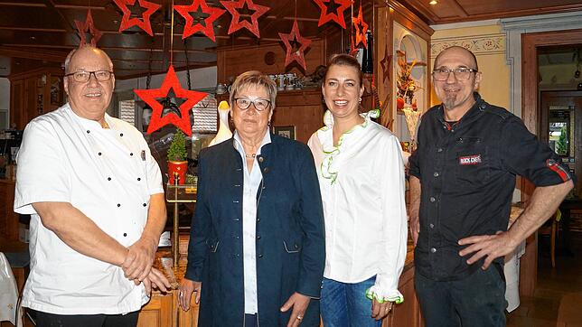 Zum Jahresende übergibt das Ehepaar Peter und Ulrike Partikel (links) an Tochter Julia Wurm und deren Ehemann Michael Wurm. Der ...