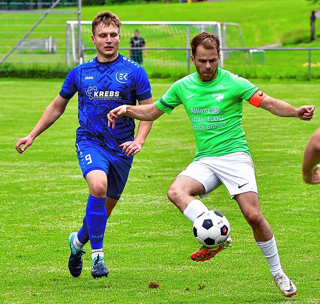 Torschützen unter sich: Julian Bächle (rechts) bereitete das 1:0 und das 5:0 vor, machte das 3:0 für die SG Mettingen/Krenkingen selbst. ...