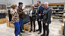 Christiane und Daniel Blattert (von links) zeigen Wirtschaftsministerin Nicole Hoffmeister-Kraut sowie Felix Schreiner und Bürgermeister ...