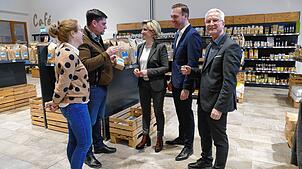 Christiane und Daniel Blattert (von links) zeigen Wirtschaftsministerin Nicole Hoffmeister-Kraut sowie Felix Schreiner und Bürgermeister ...